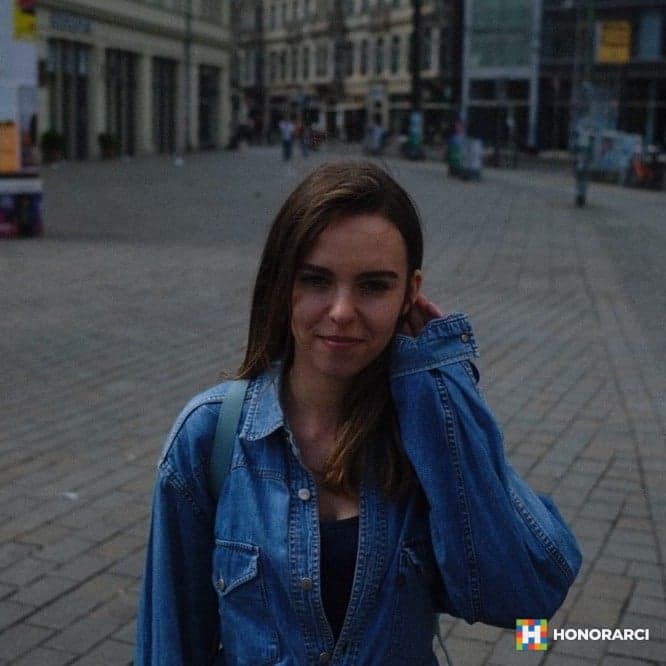 Diplomirana filološkinja engleskog jezika i književnosti, sa diplomom sa univerziteta u SAD-u i višegodišnjim iskustvom rada na engleskom jeziku u međunarodnom okruženju - slika 1