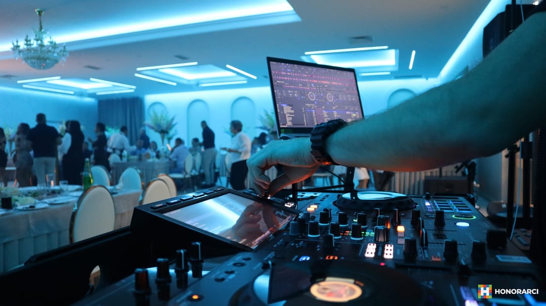 DJ za sve / Svadbe, rodjendani, proslave firme, barovi & klubovi – slika 2