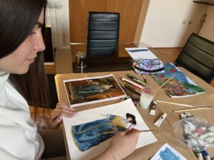 Individualni časovi crtanja i dizajna, osnove šivenja i modelovanja odeće, kao i pripreme za prijemni ispit za srednje umetničke škole, visoke škole i fakultete dizajna.